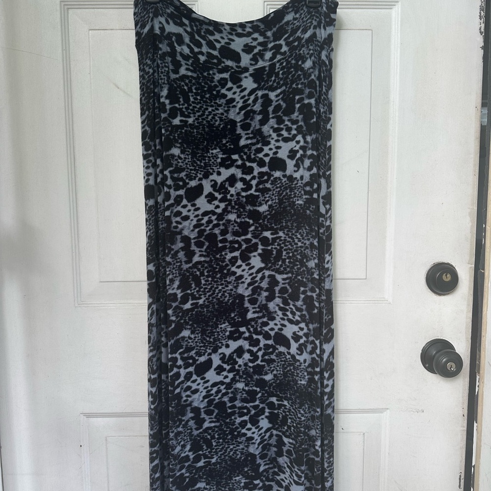Kensie Black and Blue Gray Leopard Print knit maxi skirt